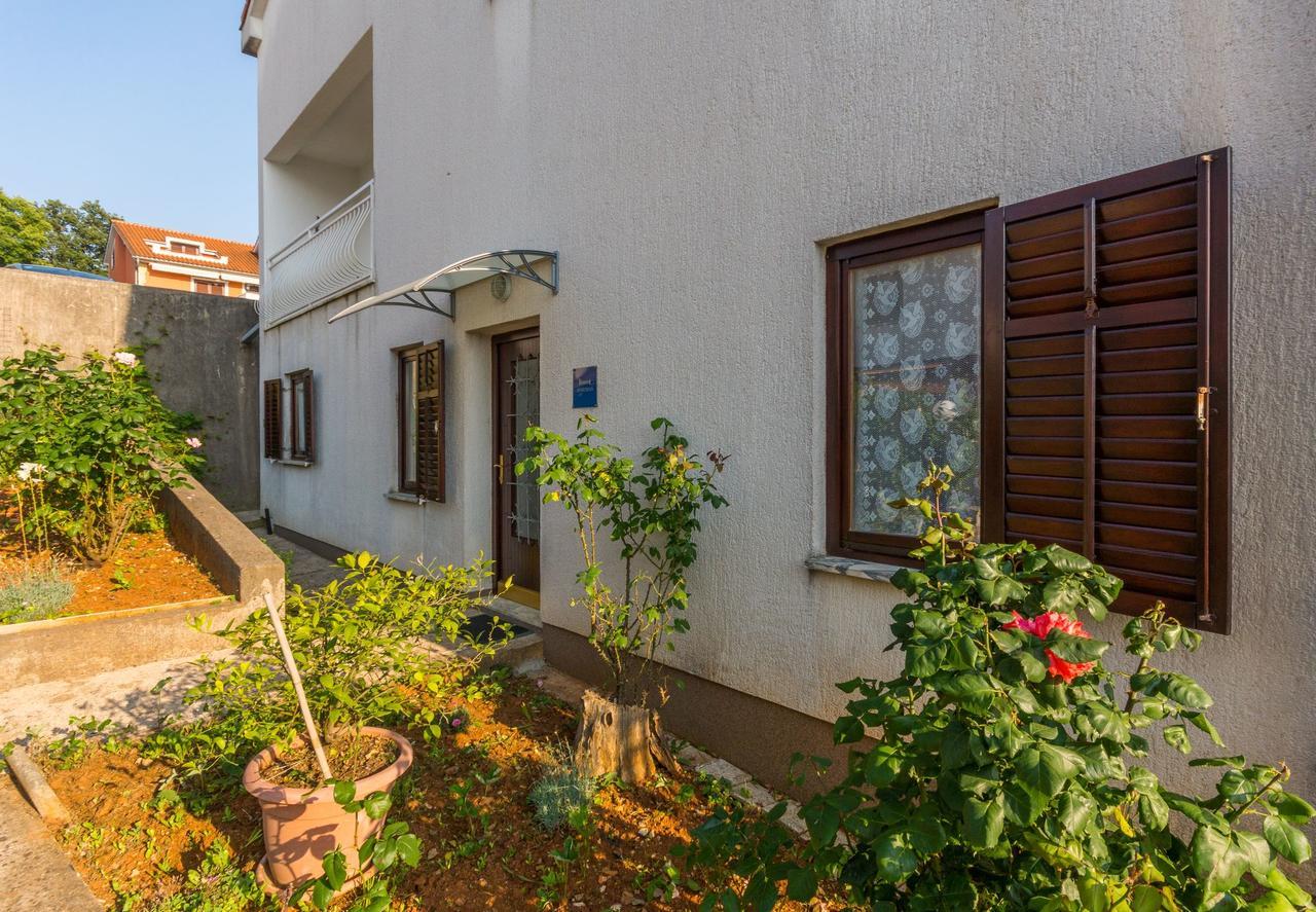 Apartment Domijan By El-Pi Tours Нівице Екстер'єр фото