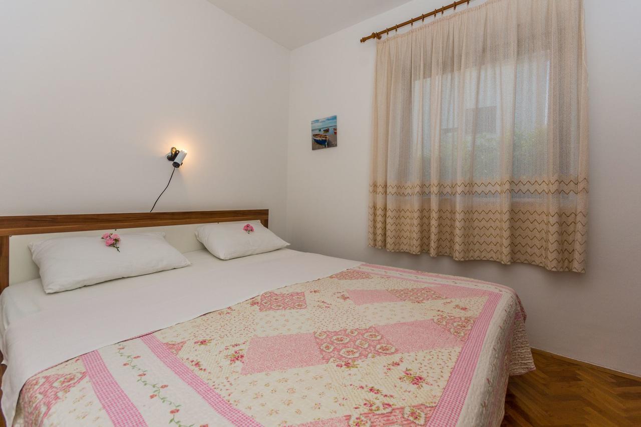 Apartment Domijan By El-Pi Tours Нівице Екстер'єр фото